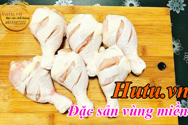 Khứa vào đùi gà để làm món đùi gà rim mật ong