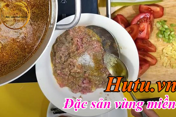 Trộn gạch cua cùng thịt xay làm bún riêu cua